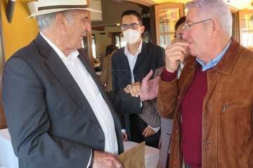 El exconcejal Antonio Benítez recibe el reconocimiento de amigos y familiares en su 80 aniversario/TA.